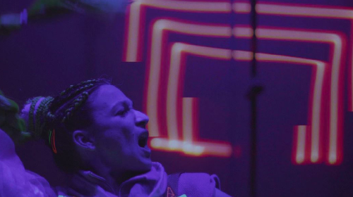 "Mujer en cinta de correr sobre fondo negro"  ALESSANDRA GARCÍA (Teatro) 