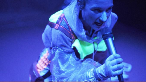 "Mujer en cinta de correr sobre fondo negro"  ALESSANDRA GARCÍA (Teatro) 