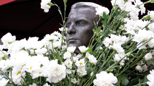 OFRENDA de FLORES BLANCAS a BLAS de OTERO