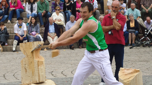 Aizkolaris, levantamiento de yunque y transporte de txingas (Bilbao Basque Fest)