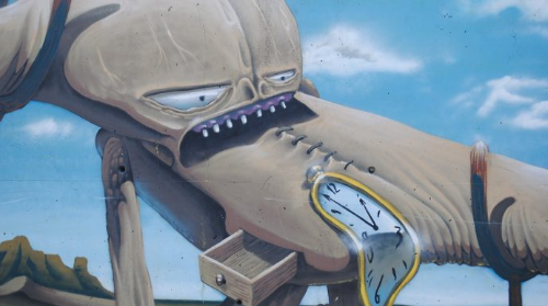 MANUALIDADES SOSTENIBLES: APRENDE A RECICLAR PAPEL CREANDO UN RELOJ DE DALÍ