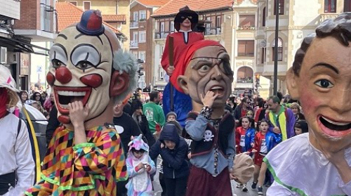 Txikifest-PASACALLES DE GIGANTES Y CABEZUDOS