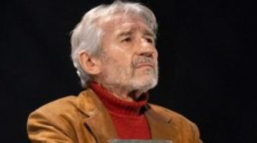 Señora de rojo sobre fondo gris