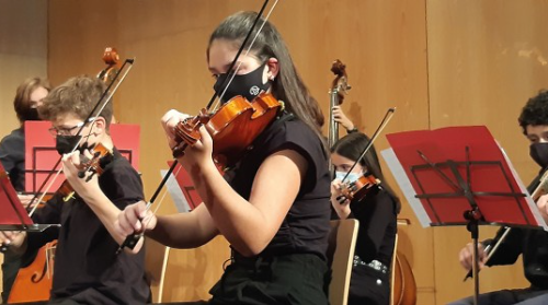 Hari naizela, ari garela (Entre cuerdas)