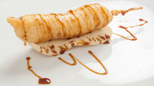 Brocheta de langostino con queso emmental en tempura