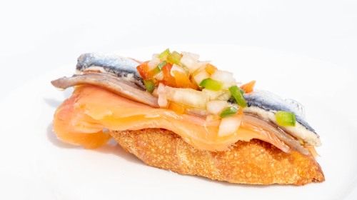 Tosta de salmón con dúo de antxoas