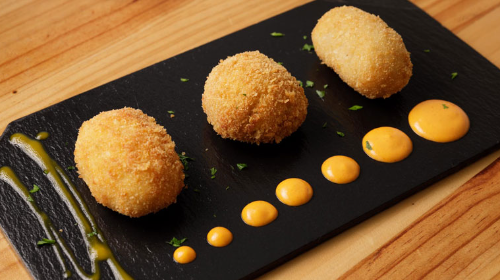 Croqueta casera de mejillón, hongos y jamón