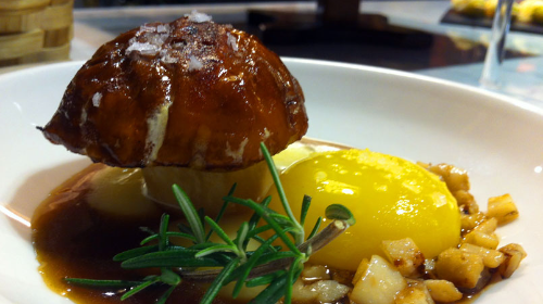 Txapela de hongos asado con piñones y yema de huevo