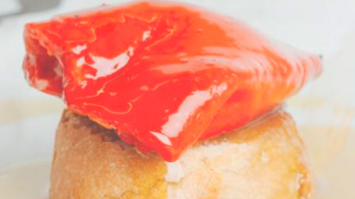 Pimiento rojo relleno de bonito con salsa tártara y vinagreta de Jerez