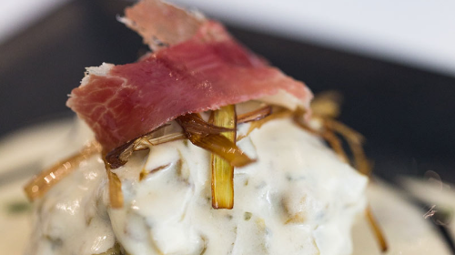 Tartaleta de hongos, con jamón ibérico y salsa de roquefort