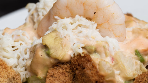 Tartaleta con base de lechuga, aguacate, piña, chatka, salsa rosa y gamba